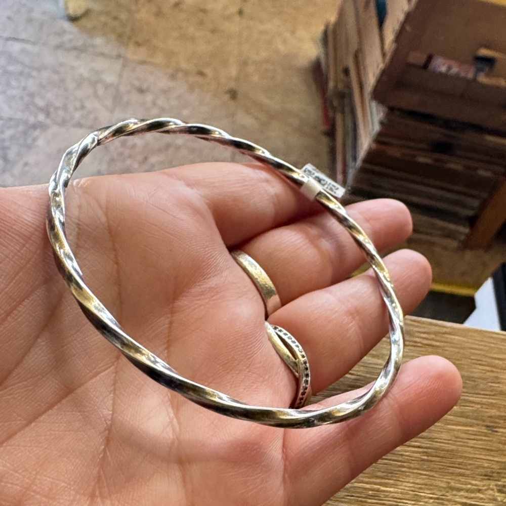 Consignment item..
Elegant Sterling Silver Twisted Bangle